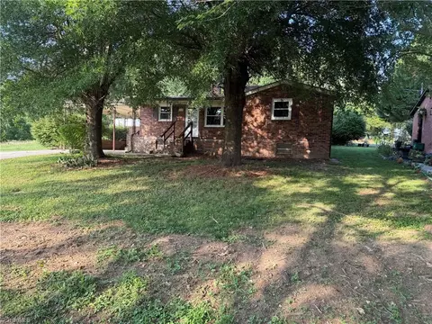 612 School St, Walnut Cove, NC 27052
