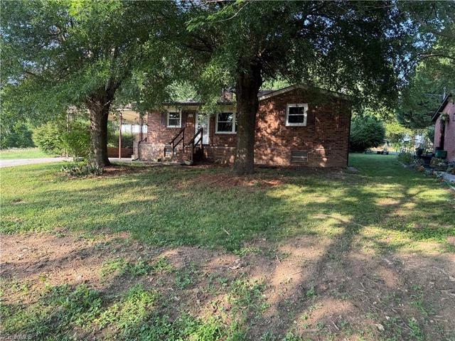 612 School St, Walnut Cove, NC 27052