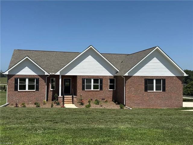 130 Oak Pointe Ln, Wilkesboro, NC 28697