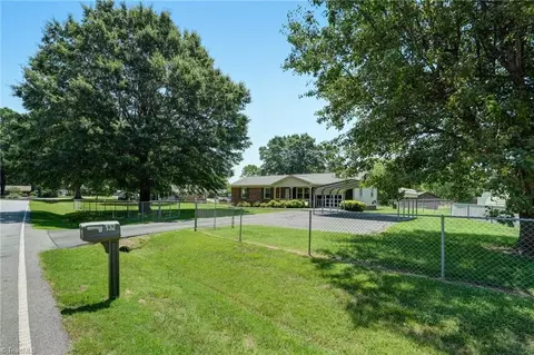 132 Circle Loop, Eden, NC 27288 photo 4