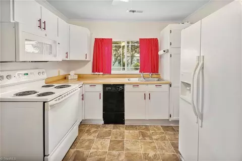 208 Carson Rd, Pilot Mountain, NC 27041 photo 9