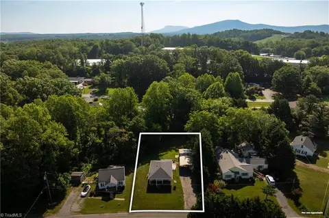 208 Carson Rd, Pilot Mountain, NC 27041 photo 2