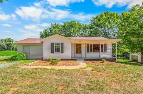2832 Sizemore Rd, Yadkinville, NC 27055