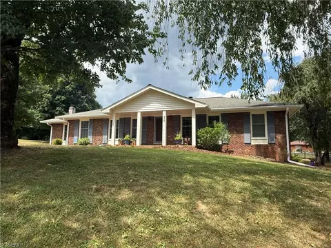 208 Raven Green St, Wilkesboro, NC 28697