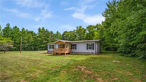 153 Mosley Loop, Madison, NC 27025 photo 4