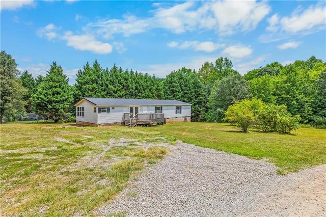 1017 Sourwood Dr, Hamptonville, NC 27020