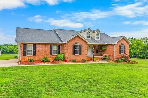 6669 Jennifer Lynn Dr, Trinity, NC 27370 photo 2
