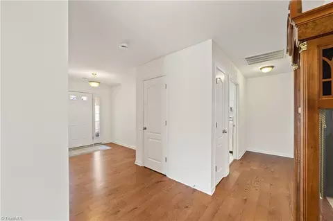Entry Way - 6210 Queens Gate Ct, Clemmons, NC 27012 photo 6 of 9