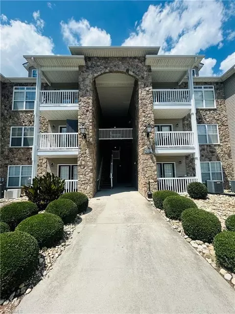 7104 Friendly Ave W #207, Greensboro, NC 27410