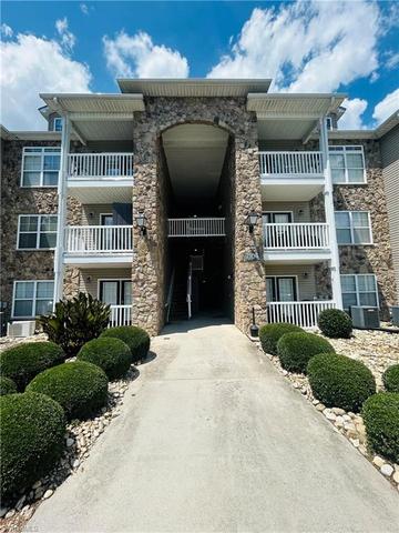 7104 Friendly Ave W #207, Greensboro, NC 27410
