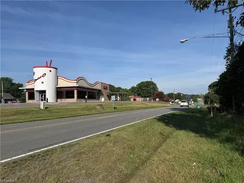 349 King St, King, NC 27021 photo 5
