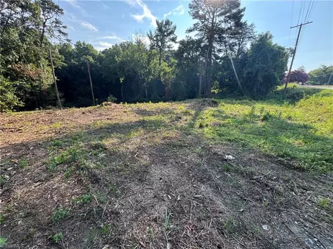 349 King St, King, NC 27021 photo 3
