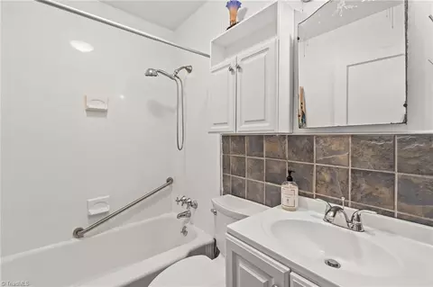 Bath - 813 Carrick St, High Point, NC 27262 photo 3 of 3