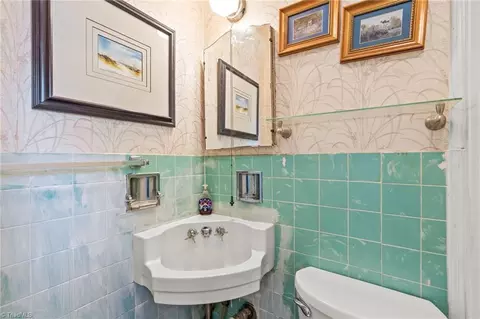 Bath - 813 Carrick St, High Point, NC 27262 photo 2 of 3