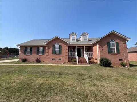 6404 Starlette Ln, Trinity, NC 27370 photo 1