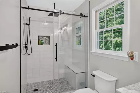 Bath - 4000 Loch Mere Rd, High Point, NC 27265 photo 3 of 5