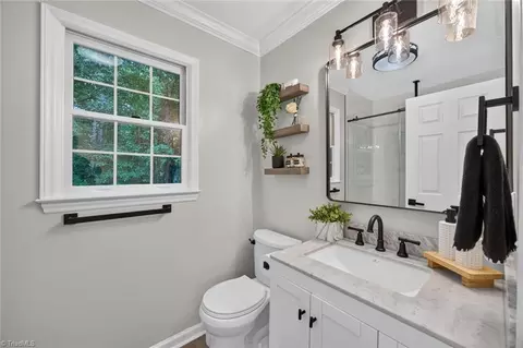 Bath - 4000 Loch Mere Rd, High Point, NC 27265 photo 4 of 5