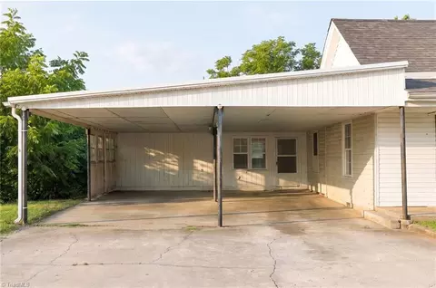 11 Hackney St, Lexington, NC 27292 photo 3