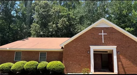 8001 Hillhaven Ct, Browns Summit, NC 27214