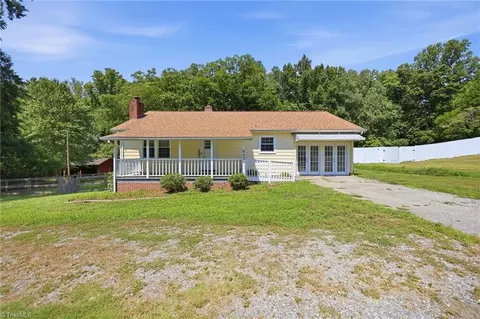 8506 Arapahoe Dr, Stokesdale, NC 27357