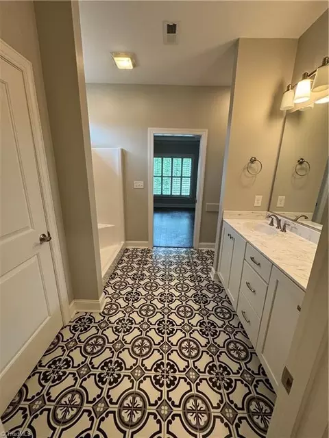 Bath - 120 Park Pl, King, NC 27021 photo 2 of 3