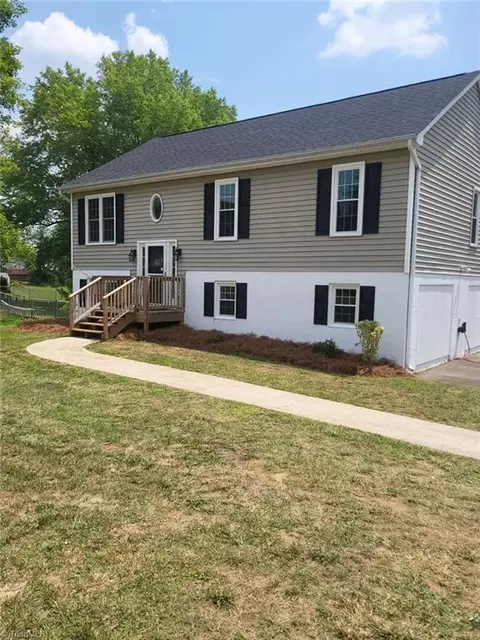 1960 Old Hollow Rd, Walkertown, NC 27051