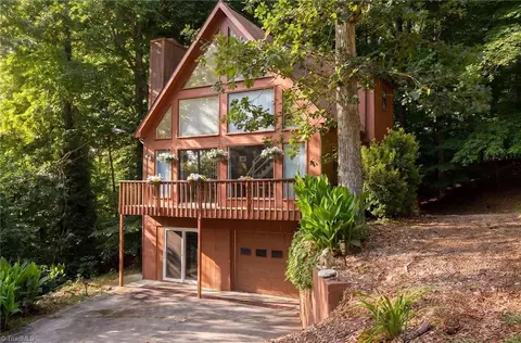 1921 Chateau Rdg, Winston Salem, NC 27103
