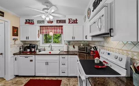 Kitchen - 4662 Pineview Dr, Trinity, NC 27370 photo 2 of 3