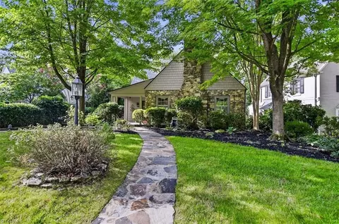 1732 Meadowbrook Dr, Winston Salem, NC 27104