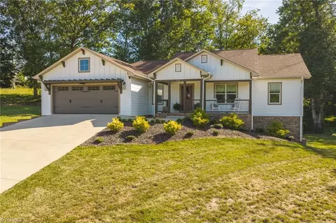 133 Maplewood Ct, Hudson, NC 28638