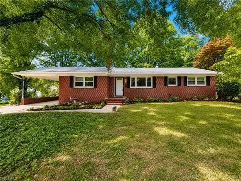 1910 Flatrock St, Winston Salem, NC 27107
