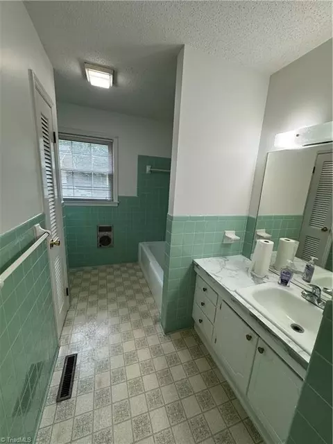 Bath - 503 Hampton Dr, King, NC 27021 photo 4 of 4