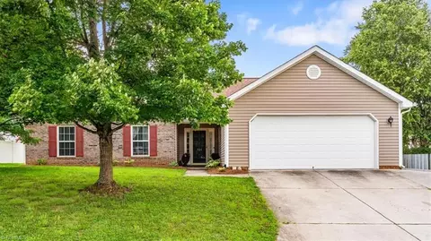 705 Eagle Point Dr, Kernersville, NC 27284