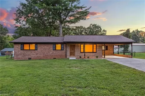 117 Hinshaw Ave, Yadkinville, NC 27055