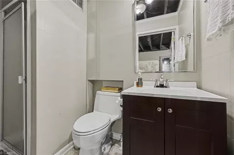 Bath - 950 Croyden St, High Point, NC 27262 photo 5 of 5
