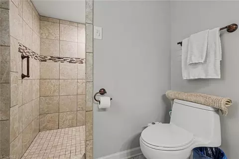 Bath - 950 Croyden St, High Point, NC 27262 photo 4 of 5