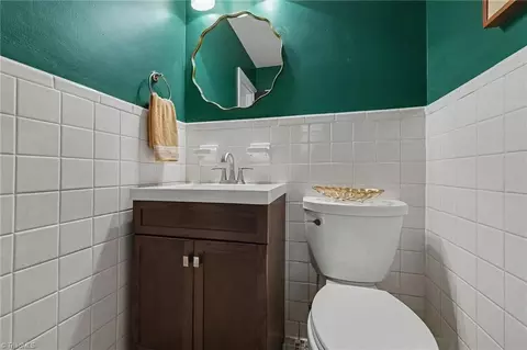 Bath - 950 Croyden St, High Point, NC 27262 photo 1 of 5