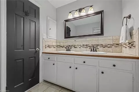 Bath - 950 Croyden St, High Point, NC 27262 photo 3 of 5