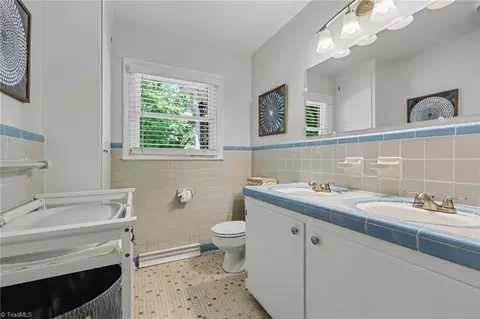 Bath - 950 Croyden St, High Point, NC 27262 photo 2 of 5