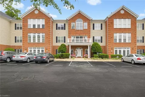 524 College Rd #204, Greensboro, NC 27410