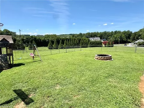 Exterior - 3146 Clear Ridge Dr, Trinity, NC 27370 photo 8 of 9