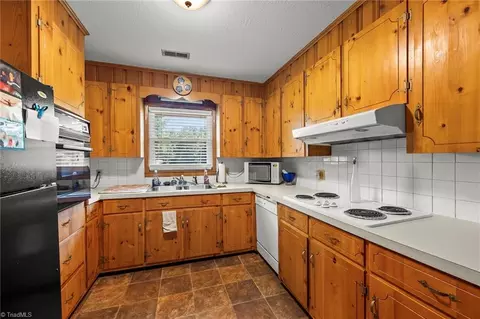 Kitchen - 342 Culler Rd, Pinnacle, NC 27043 photo 3 of 5