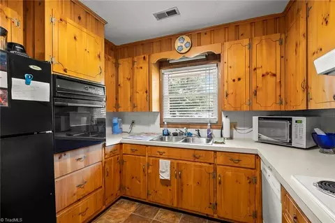 Kitchen - 342 Culler Rd, Pinnacle, NC 27043 photo 2 of 5