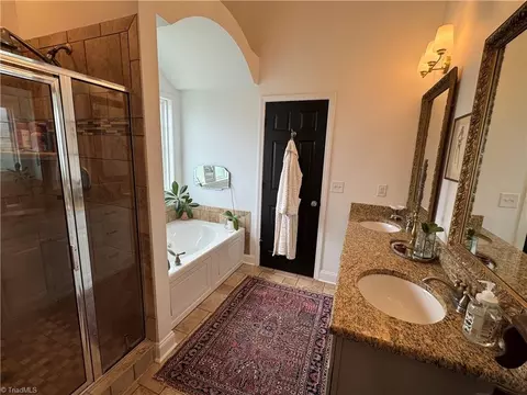 Bath - 254 Raspberry Ridge Dr, Clemmons, NC 27012 photo 2 of 4