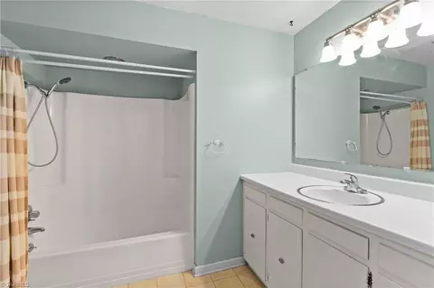 Bath - 101 Asheview Ct, King, NC 27021 photo 3 of 4