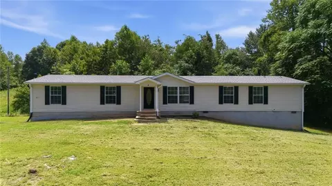1200 Blue Ridge Ln, Sandy Ridge, NC 27046