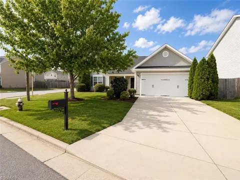 2801 Quail Oaks Dr, Greensboro, NC 27405