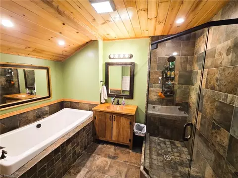 Bath - 1647 Staghorn Rd, Purlear, NC 28665 photo 3 of 4