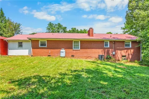 Exterior - 4994 Hampton Rd, Clemmons, NC 27012 photo 3 of 5