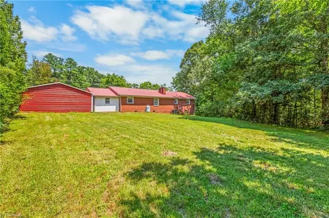 Exterior - 4994 Hampton Rd, Clemmons, NC 27012 photo 4 of 5
